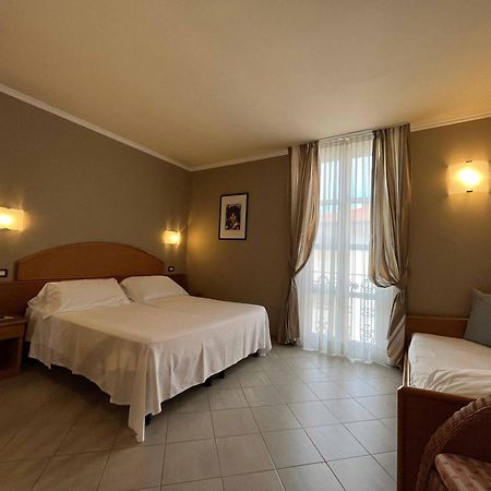 Hotel Regina フォルテ・デイ・マルミ エクステリア 写真