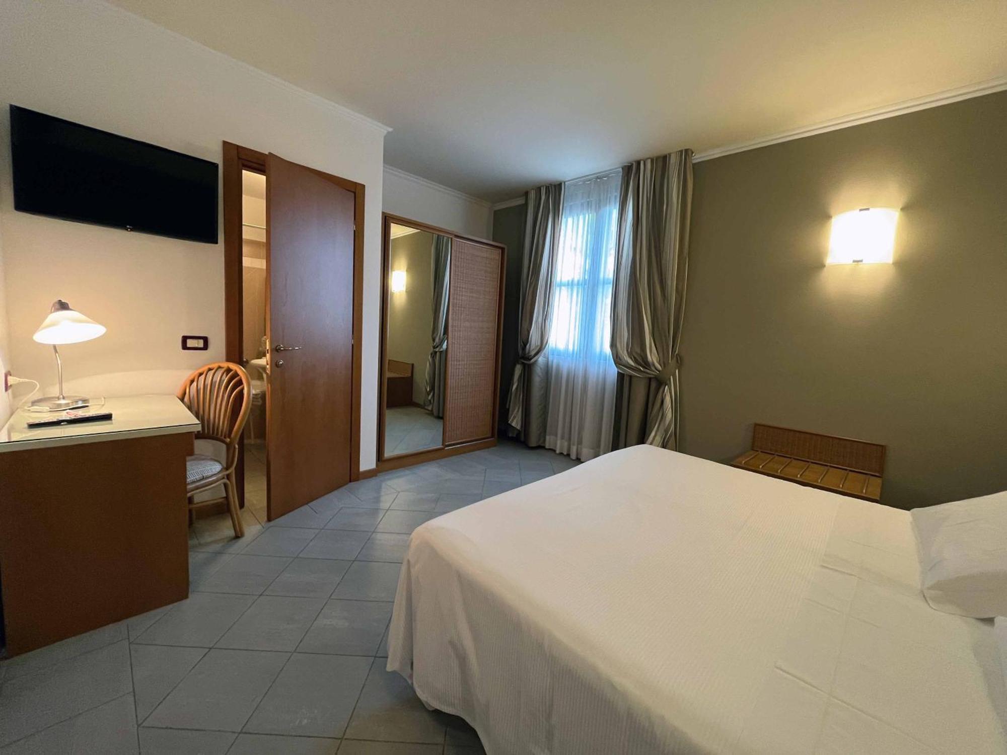 Hotel Regina フォルテ・デイ・マルミ エクステリア 写真
